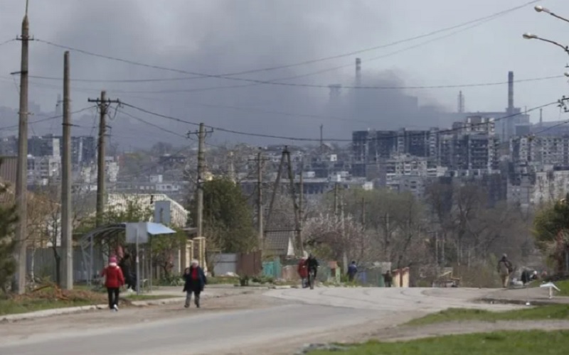 Foto yang diabadikan pada 21 April 2022 ini menunjukkan pemandangan pabrik Azovstal di kota pelabuhan Mariupol. - Antara