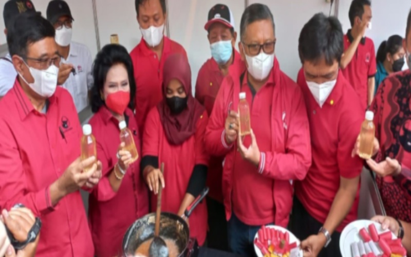 DPP PDI Perjuangan (PDIP) menggelar demo memasak makanan tanpa minyak goreng di Halaman Gedung Sekolah Partai PDIP di Lenteng Agung, Jakarta Pusat, Senin (28/3/2022). - Dok. PDIP