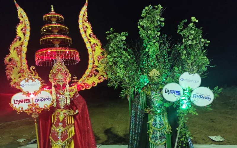 Sepasang penampil di acara Semarang Night Carnival 2022 mengenakan kostum yang menampilkan logo QRIS.  - Dok. BI Jateng