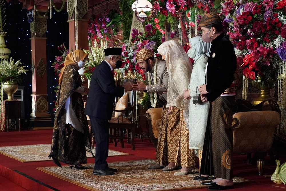 Wakil Presiden RI Ma'ruf Amin dan istri memberikan selamat kepada pasangan pengantin Ketua MK Anwar Usman dan Istrinya, Idayati di Solo, Jawa Tengah pada Kamis (26/5/2022) - Setwapres RI