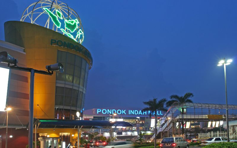 Area pintu masuk Pondok Indah Mall (PIM) di Jakarta Selatan. PIM merupakan salah satu portofolio pusat perbelanjaan yang dikelola PT Metropolitan Kentjana Tbk. - pondokindahgroup.co.id