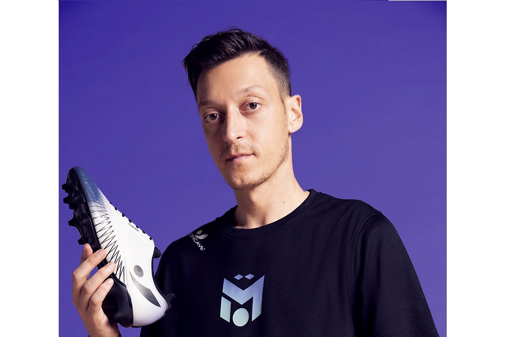 Pesepak bola Mesut Ozil menggunakan sepatu merek Concave - Concave