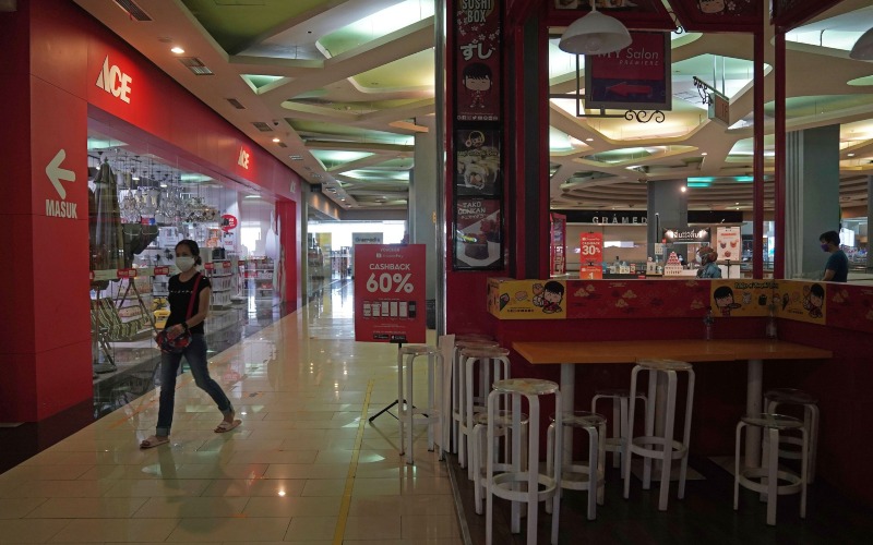 Toko dan restoran ditutup di pusat perbelanjaan Teraskota di Tangerang, Banten, Indonesia, Rabu (28/6 - 2021) ketika pemerintah memberlakukan pemberlakuan pembatasna kegiatan masyarakat. Bloomberg / Dimas Ardian