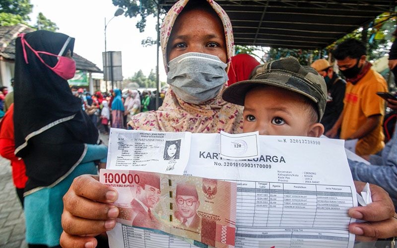 Seorang warga di Jawa Barat menerima bantuan langsung tunai (BLT) yang diberikan oleh pemerintah selama pandemi Covid-19 - Antara