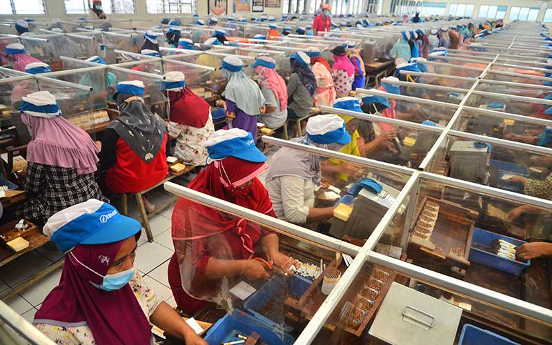 Pekerja memproduksi rokok Sigaret Kretek Tangan (SKT) di salah satu pabrik rokok di Kudus, Jawa Tengah, Kamis (23/12/2021). ANTARA FOTO - Yusuf Nugroho