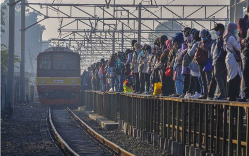 Ilustrasi-Sejumlah calon penumpang menunggu kedatangan Kereta Rel Listrik (KRL) di Stasiun Tambun, Kabupaten Bekasi, Jawa Barat, Senin (27/7/2020). - ANTARA/Fakhri Hermansyah