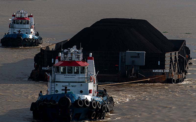 Sebuah kapal tongkang pengangkut batu bara melintas di Sungai Musi, Palembang, Sumatera Selatan, Jumat (14/1/2022).  - Antara Foto/Nova Wahyudi