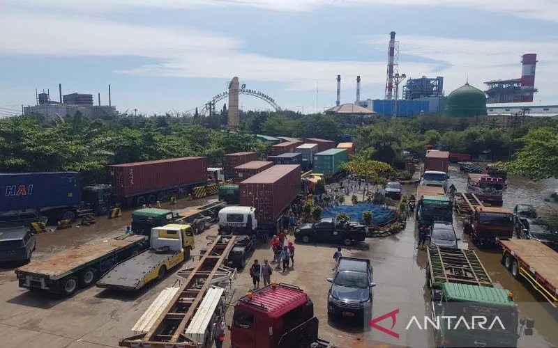 Antrean truk yang akan masuk ke.Pelabuhan Tanjung Emas Semarang, Jumat (27/5/2022). - Antara/I.C.Senjaya.