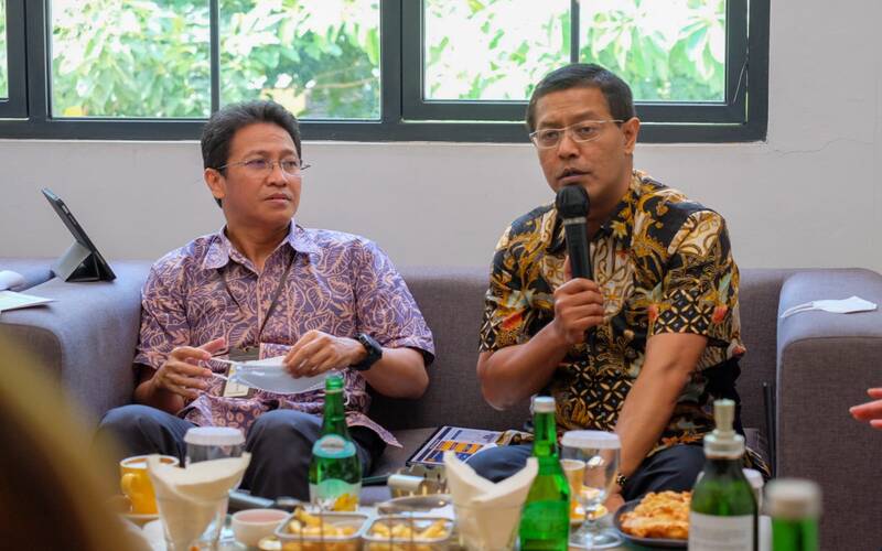 Direktur Potensi, Kepatuhan, dan Penerimaan Ihsan Priyawibawa kiri dan Direktur Peraturan Perpajakan I Hestu Yoga Saksama kanan memberikan keterangan dalam Media Briefing Ditjen Pajak, Jumat (27/5/2022) di Jakarta -  DJP