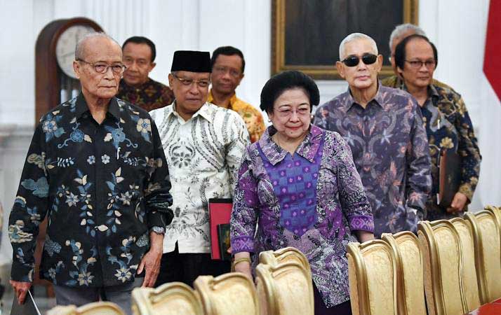 Ketua Dewan Pengarah Badan Pembinaan Ideologi Pancasila (BPIP) Megawati Soekarnoputri bersama anggota Dewan Pengarah BPIP Syafii Maarif (kiri), Said Aqil Siraj (kedua kiri), Try Sutrisno (kedua kanan), Sudhamek (kanan) serta anggota Dewan Pengarah BPIP yang lain bersiap melakukan pertemuan dengan Presiden Joko Widodo di Istana Merdeka Jakarta, Kamis (9/5/2019). - ANTARA/Wahyu Putro A