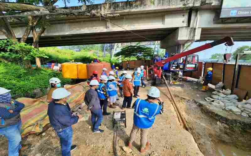 Proses konstruksi SKTT 150 kV Kedinding - Tx Bangkalan untuk menambah pasokan listrik wilayah Madura. - Dok. PLN Jatim