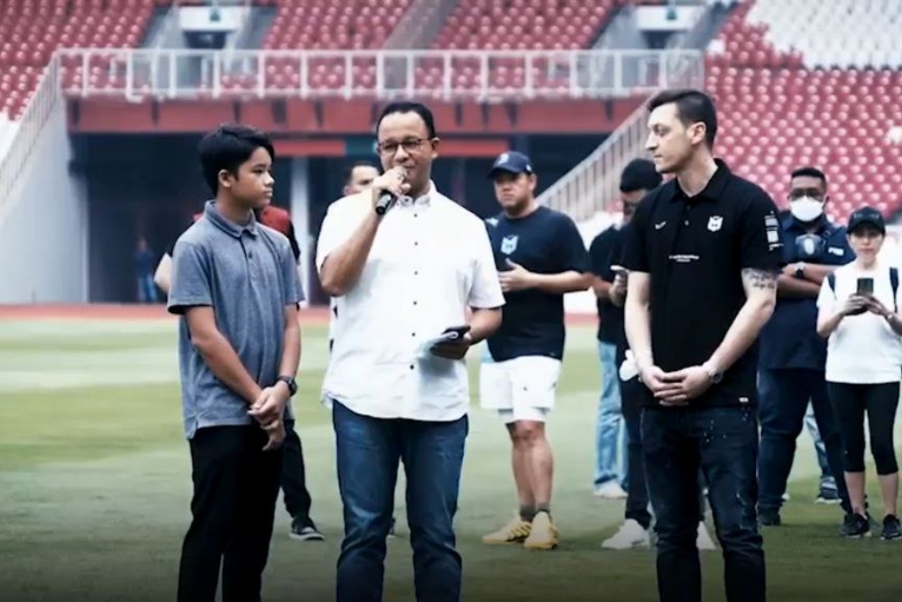 Gubernur DKI Jakarta Anies Baswedan saat mendampingi Mesut Ozil di Stadion Gelora Bung Karno, Kamis 26 Mei 2022. - Instagram / @aniesbaswedan