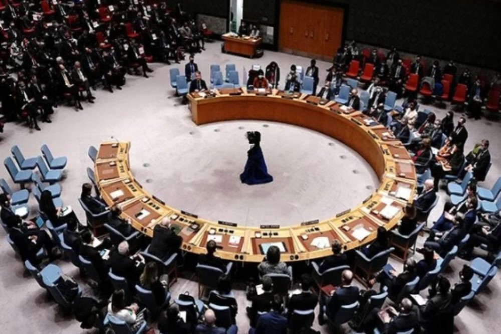 Duta Besar PBB mengheningkan cipta untuk Ukraina selama pertemuan Dewan Keamanan PBB tentang resolusi mengenai tindakan Rusia terhadap Ukraina, di Markas Besar PBB di New York City, AS, 25 Februari 2022. - Antara