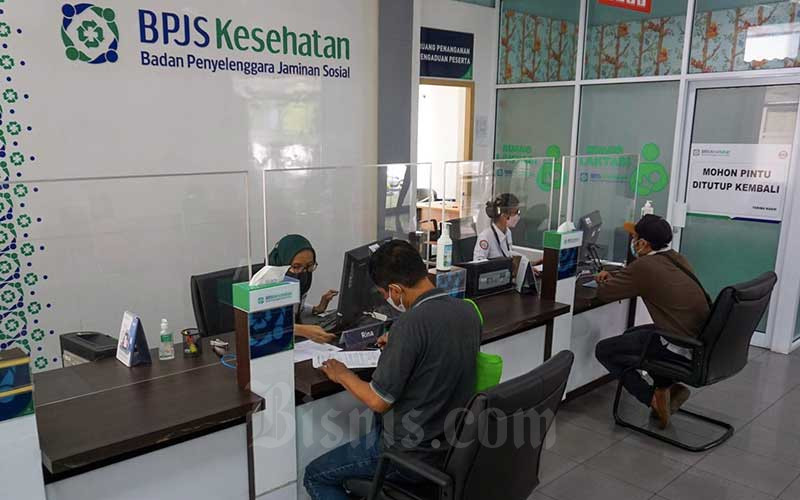 Karyawati melayani peserta di salah satu kantor cabang BPJS Kesehatan, Jakarta, Senin (3/1/2021). Bisnis - Suselo Jati