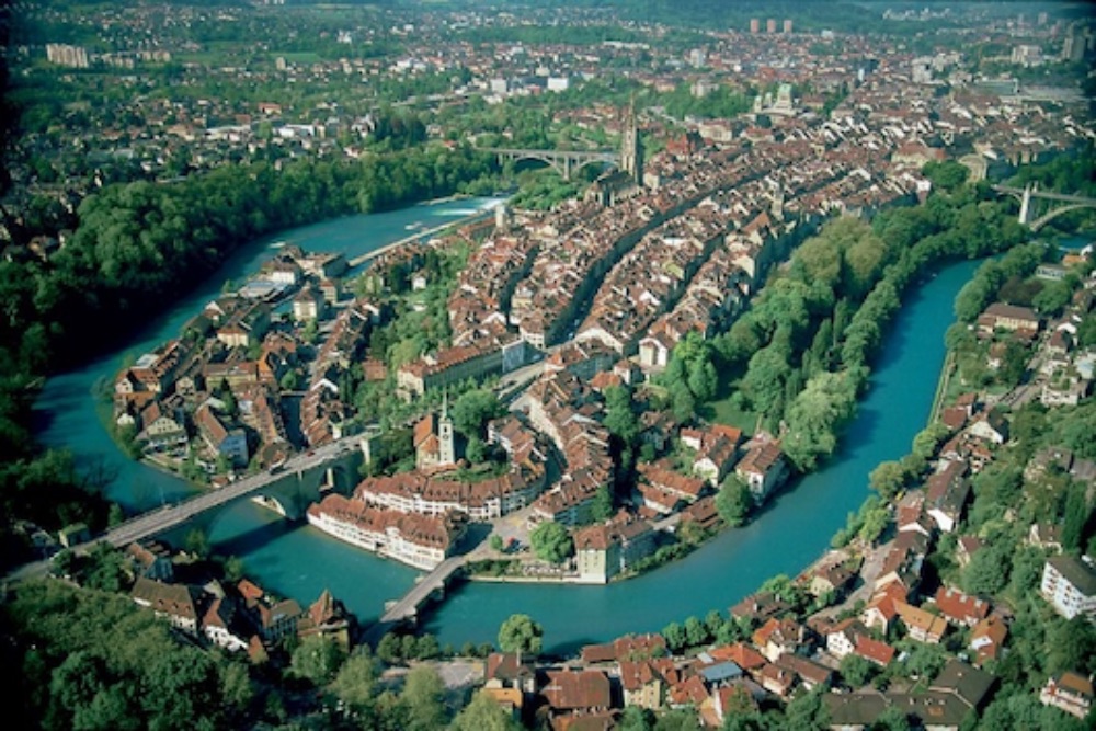 Sungai Aare sumber airnya dari Pegunungan Alpen membelah kota Bern, Swiss. - Greatruns.com