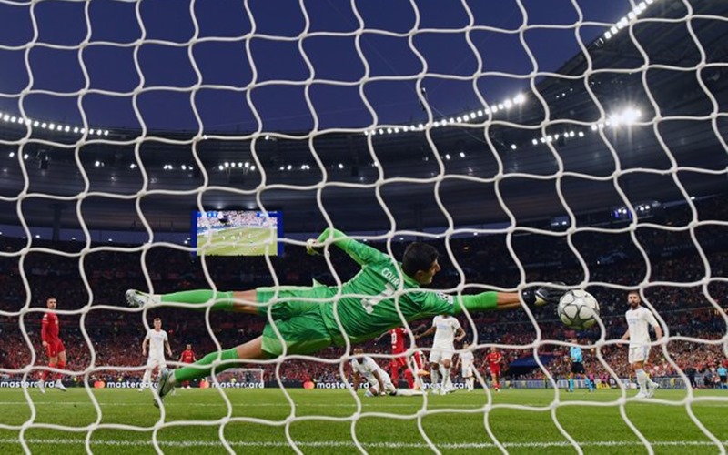 Kiper Real Madrid menggagalkan tendangan pemain Liverpool, Sadio Mane di final Liga Champions - Twitter 