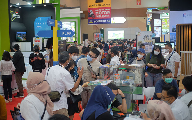 Pengunjung tengah mencari informasi di Indonesia Property Expo (IPEX) 2022.  - indonesiapropertiexpo.com