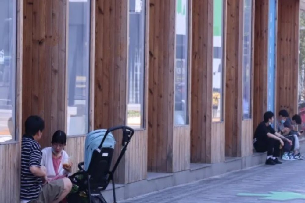 Sejumlah warga sedang menikmati makanan dan minuman di luar salalh satu kafe di Distrik Chaoyang, Beijing, China, Rabu (18/5/2022). Sejak 1 Mei 2022, otoritas setempat melarang warga makan dan minum di restoran dan kafe untuk memudahkan pengendalian Covid-19 varian Omicron selama lockdown parsial.  - Antara