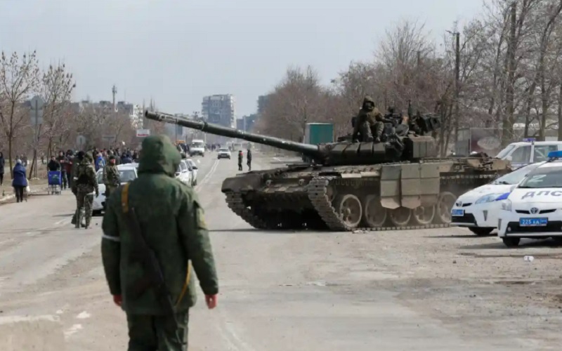 Pasukan pro-Rusia saat konflik Ukraina-Rusia mengerahkan tank di kota Mariupol, Ukraina - The Guardian
