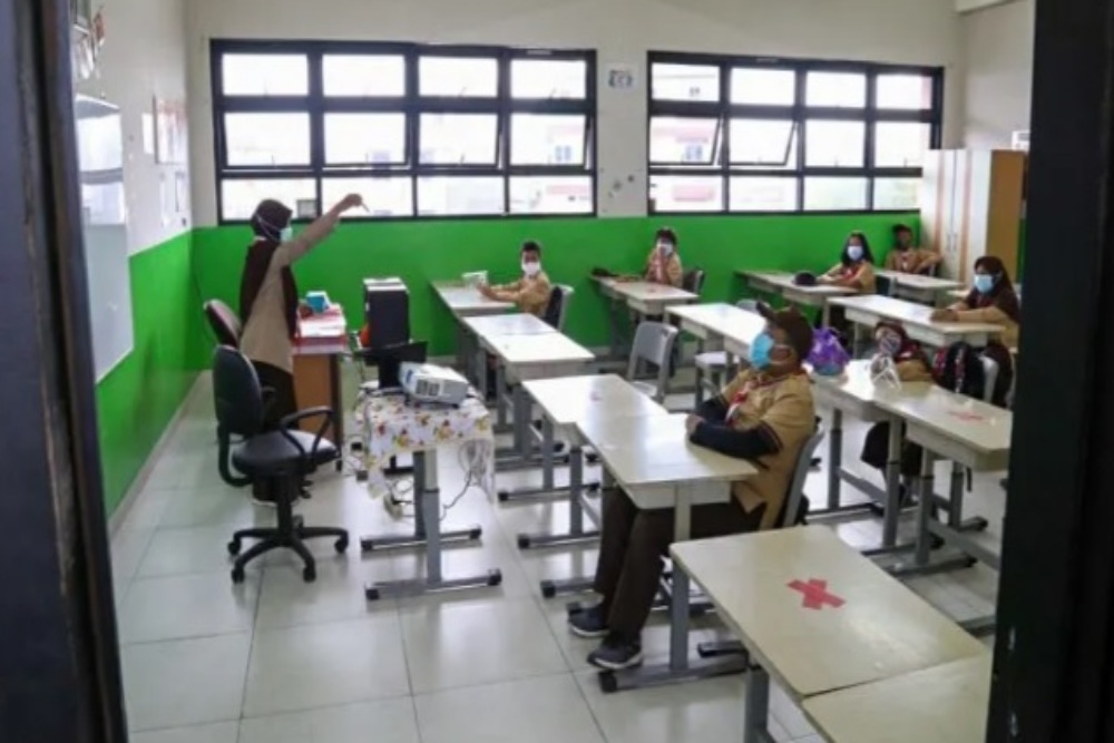 Pembelajaran tatap muka di sekolah, Jakarta Utara. - Antara