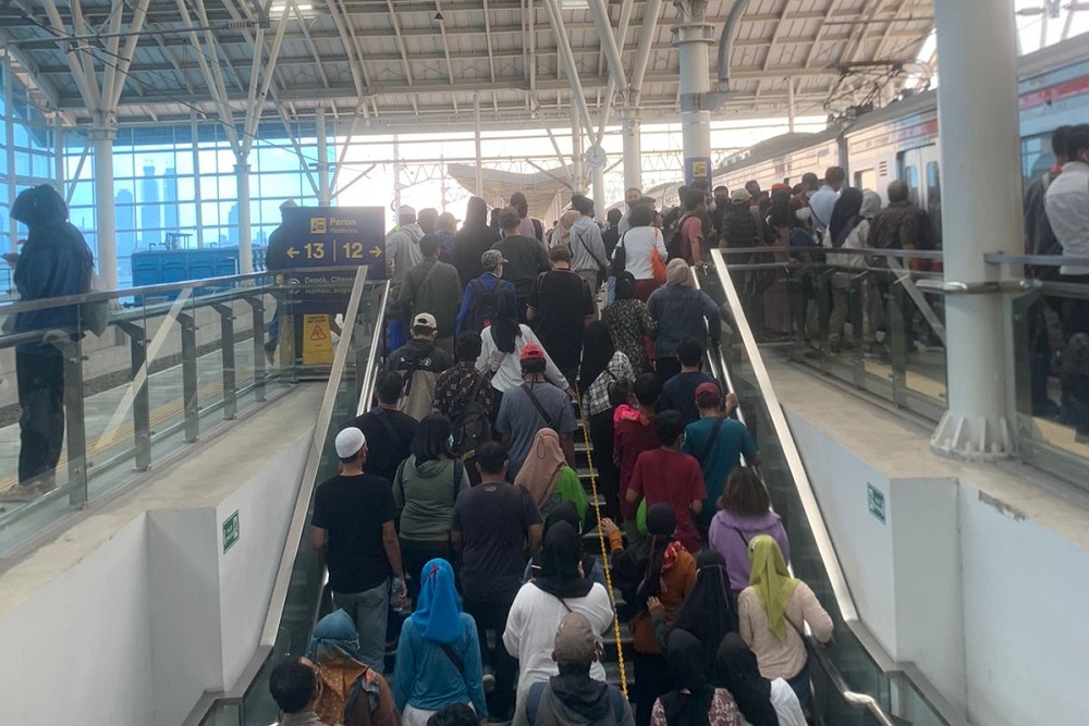 Situasi padatnya penumpang yang antre menuju peron di stasiun Manggarai, Jakarta Selatan - Bisnis/Lukman Nur Hakim \r\n