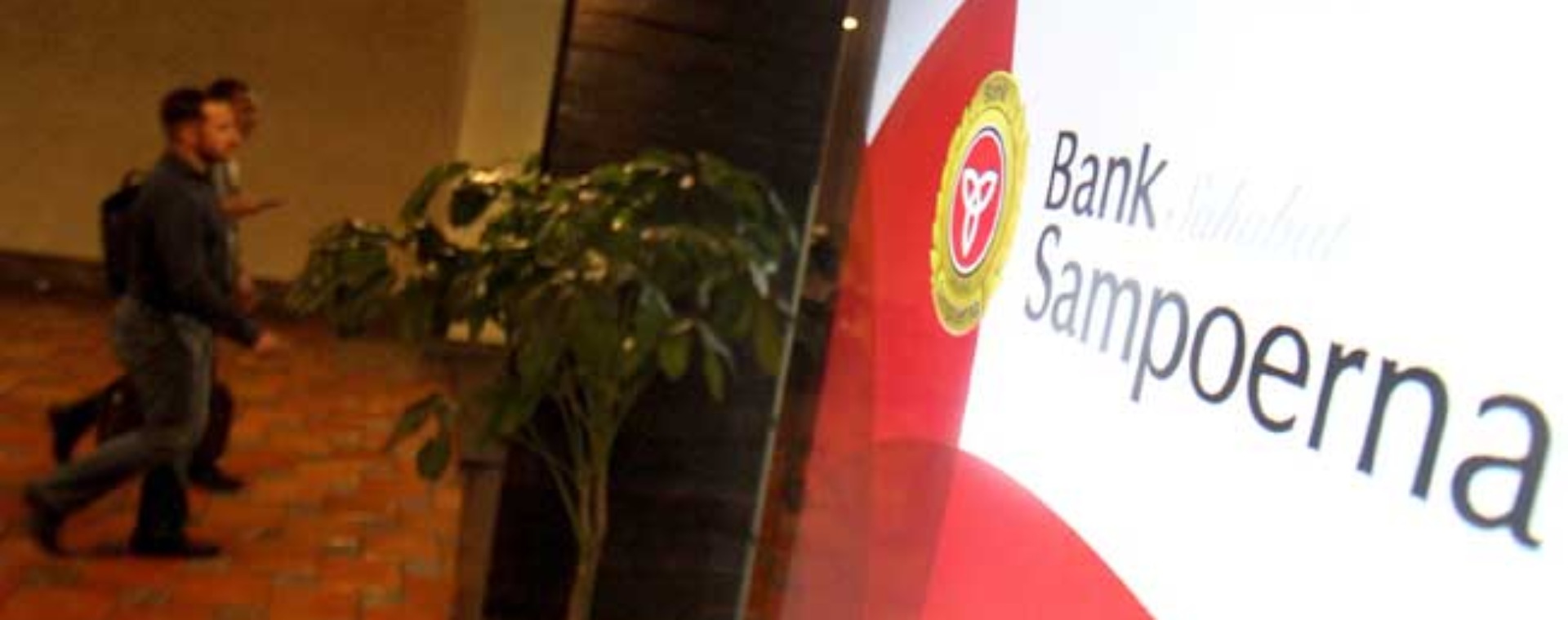 Pengunjung melintas didekat logo Bank Sampoerna di Jakarta. Bisnis - Arief Hermawan P