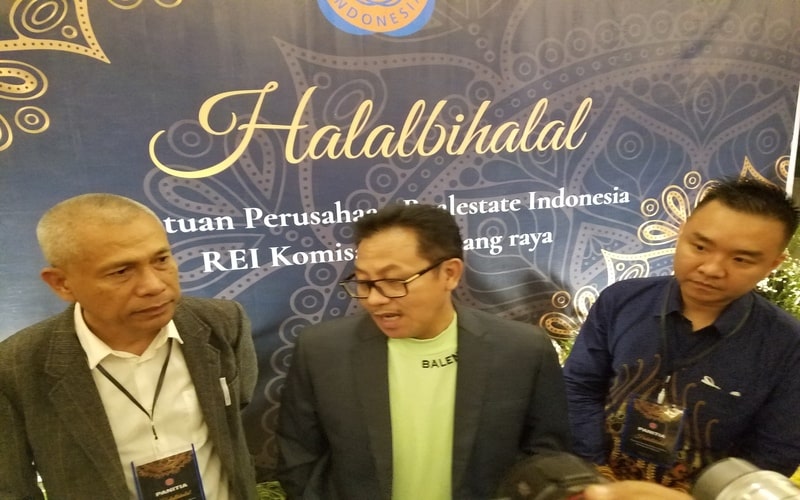 Wali Kota Malang, Sutiaji (tengah) bersama Ketua REI Komisariat Malang, Suwoko (kiri), pada Halal Bihalal REI Komisariat Malang, Selasa (31/5/2022). - Bisnis/Choirul Anam