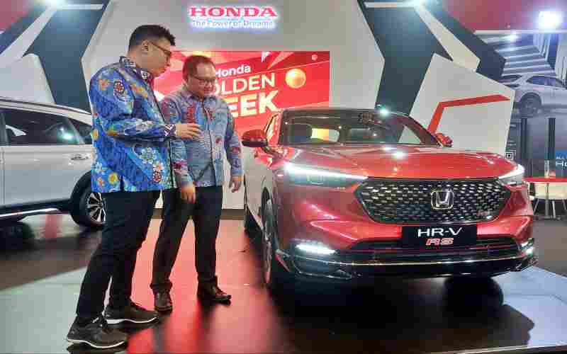 Marketing and After Sales Service Director HSC, Wendy Miharja (kiri) saat memamerkan Honda HRV terbaru di ajang Indonesia International Motor Show (IIMS) di Grand City Surabaya, Rabu (1/6 - 2022).  Bisnis / Syaharuddin Umngelo.