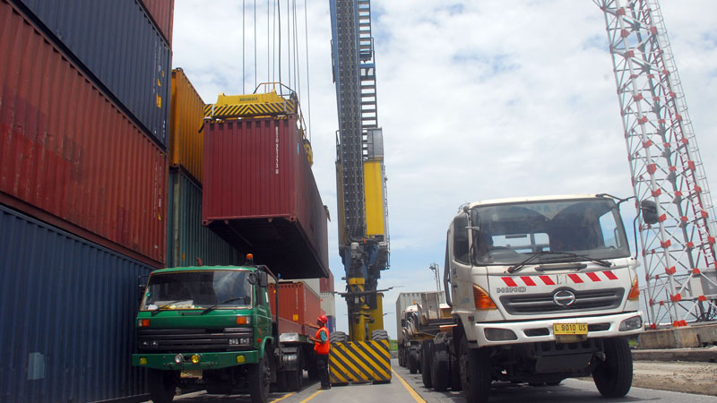 Ilustrasi - Suasana bongkar muat kontainer di Terminal Peti Kemas (TPKS), pelabuhan Tanjung Emas, Semarang, Jawa Tengah. - Bisnis/Juli Nugroho