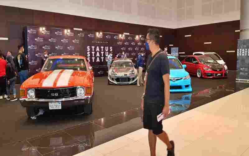 Seorang pengunjung melihat pameran otomotif di ajang Indonesia International Motor Show (IIMS) Surabaya 2022 di Grand City Surabaya, Rabu (1/6/2022). - Bisnis / Peni Widarti