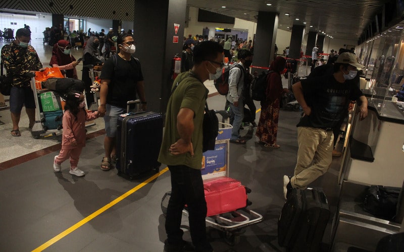Sejumlah calon penumpang antre untuk lapor diri di loket Bandara Internasional Juanda Surabaya di Sidoarjo, Jawa Timur, Sabtu (7/5/2022). - Antara/Patrik Cahyo Lumintu.