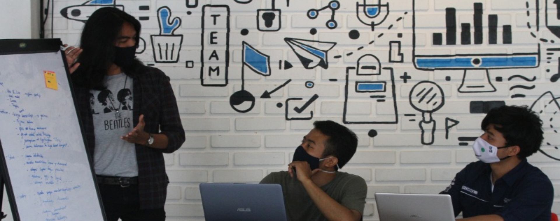 Pengelola perusahaan rintisan digital atau startup mengoperasikan program pelayanan di sebuah kantor bersama berbasis jaringan internet (Coworking space) Ngalup.Co di Malang, Jawa Timur, Senin (12/10/2020). - ANTARA FOTO/Ari Bowo Sucipto