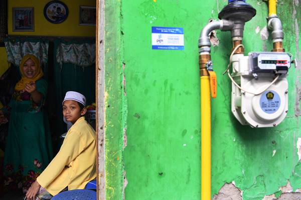 Seorang santri berada di samping meteran gas jaringan gas bumi rumah tangga di sekitar Pondok Pesantren As-Salafiyah, Pasuruan, Jawa Timur, Selasa (8/1/2019). - ANTARA/Zabur Karuru