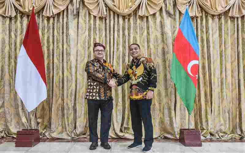 Wali Kota Surabaya Eri Cahyadi (kanan) dan Duta Besar Azerbaijan untuk Indonesia, H.E. Jalal Sabir Mirzayev (kiri) saat berkunjung ke Surabaya. - Dok. Pemkot Surabaya