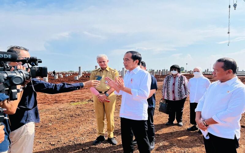 Presiden RI Joko Widodo memberikan paparan dalam acara seremoni implementasi Tahap Kedua Industri Baterai Listrik Terintegrasi di KITB Batang. - Istimewa.