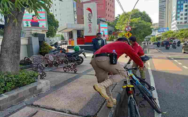 Pasukan Sobo Ratan Kota Surabaya melakukan penertiban terhadap pengguna sepeda motor yang parkir di area pedestrian. - Dok. Humas Pemkot Surabaya