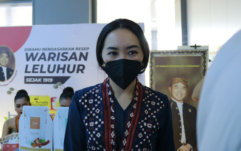 Vanessa Kalani Ong, cicit Lauw Ping Nio pendiri perusahaan jamu legendaris Nyonya Meneer, saat ditemui wartawan di Surakarta, Kamis (9/6/2022). - Bisnis/Muhammad Faisal Nur Ikhsan.