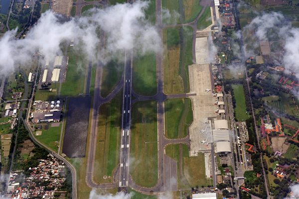 Foto udara landasan pacu Bandara Juanda Surabaya, di Sidoarjo, Jawa Timur, Kamis (23/3). - Antara/M Risyal Hidayat