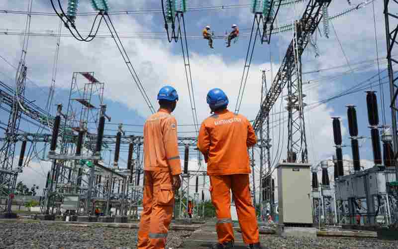 Petugas PLN melakukan pengecekan untuk pemasangan penghantar di GI Sidoarjo. Dok. PLN Jatim