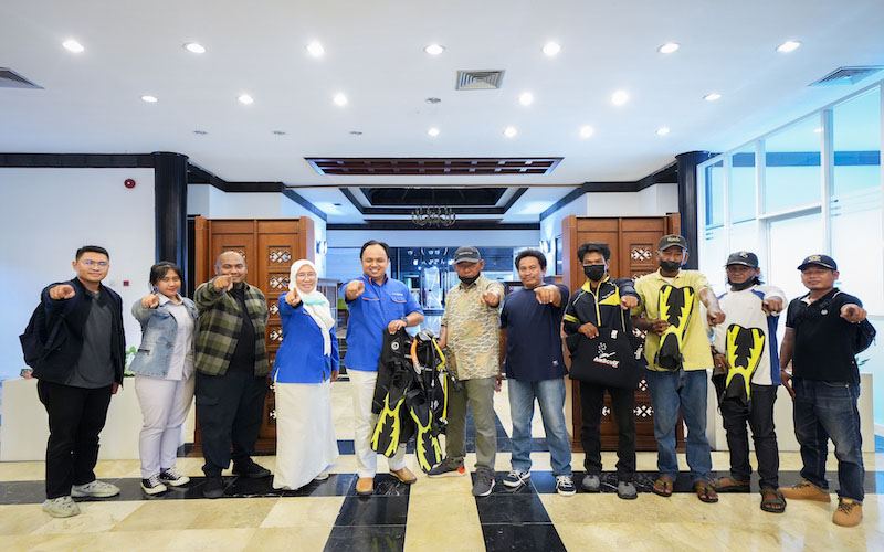 PT Pupuk Kalimantan Timur (PKT) salurkan bantuan delapan unit alat selam bagi kelompok nelayan Kimasea Kelurahan Loktuan Bontang Utara. - JIBI/Istimewa
