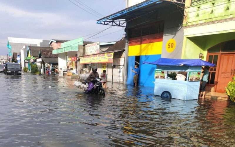 Kawasan Jalan Panjaringan di Kecamatan Rungkut, Kota Surabaya, Jawa Timur, tergenang setelah hujan deras turun pada Senin (13/6/2022). - Antara/Dokumentasi Warga.