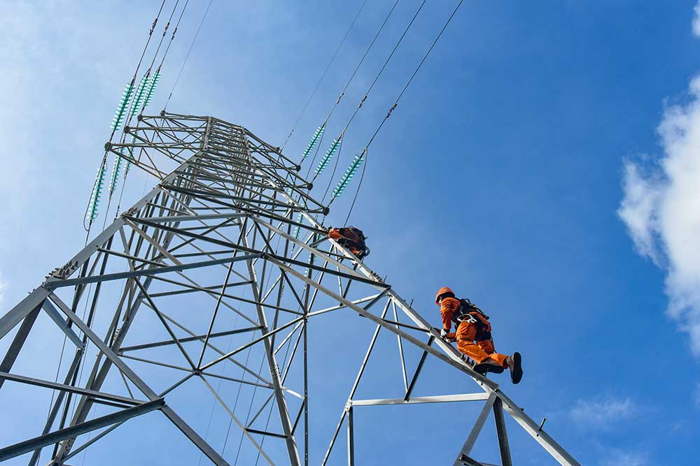 Foto udara pekerja melakukan pemeliharaan transmisi  jaringan kabel Saluran Udara Tegangan Tinggi (SUTT) 150 kV di Desa Kuta, Kecamatan Pujut, Lombok Tengah, NTB, Senin (13/6/2022). - Antara/Ahmad Subaidi
