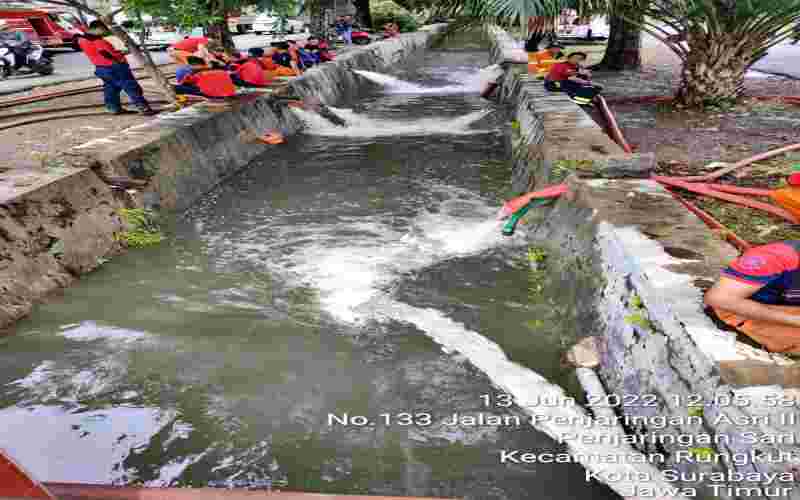 Upaya penyedotan air banjir rob Surabaya menggunakan mobil pemadam kebakaran. - Dok. Humas Pemkot Surabaya