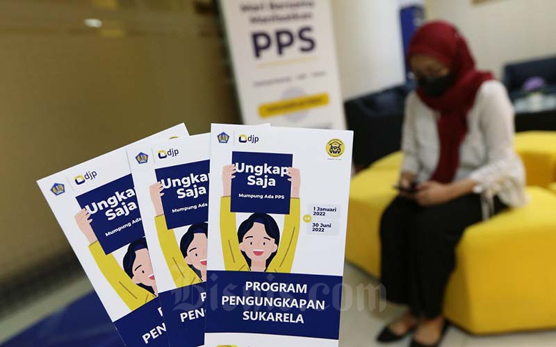 Wajib pajak mencari informasi mengenai program PPS di salah satu kantor pelayanan pajak pratama di Jakarta, Senin (17/1/2022). - Bisnis/Eusebio Chrysnamurti