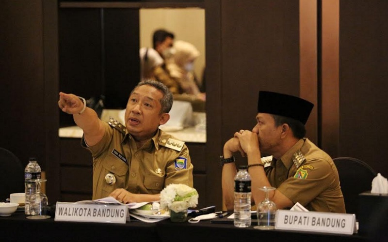 Wali Kota Bandung Yana Mulyana bersama Bupati Bandung Dadang Supriatna