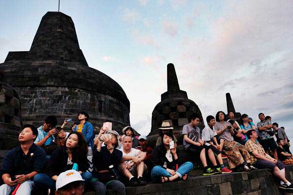 Pengunjung menyaksikan matahari terbit pertama tahun 2019 di Taman Wisata Candi (TWC) Borobudur, Magelang Jawa Tengah, Selasa (1/1/2019). - Antara/Anis Efizudin
