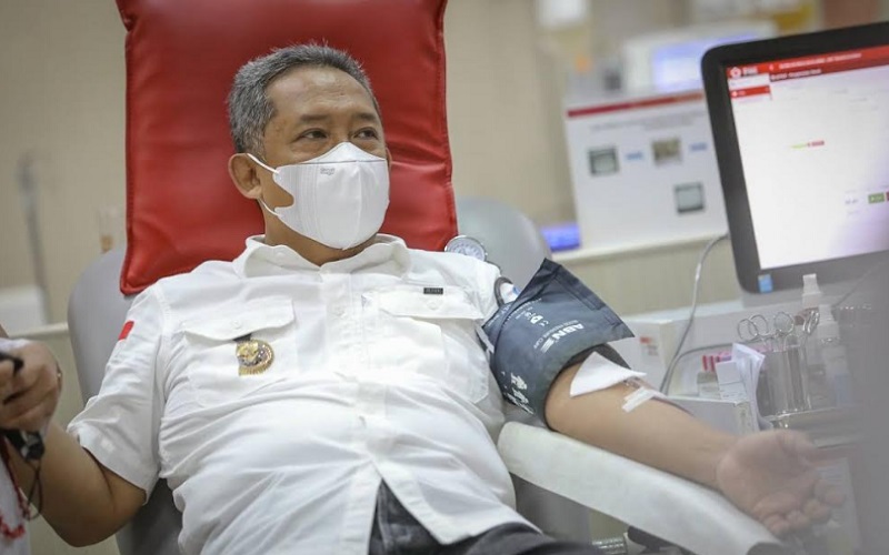 Wali Kota Bandung Yana Mulyana saat mendonorkan darahnya.