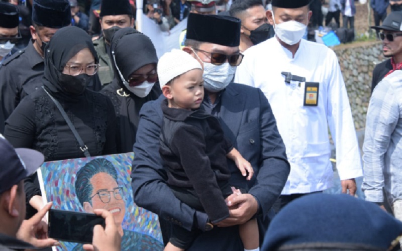Gubernur Jabar Ridwan Kamil beserta keluarganya di area pemakaman Emmeril.