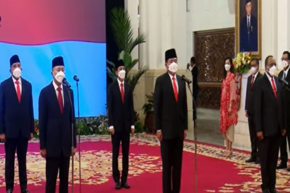 Resmi! Presiden Jokowi Lantik Zulklifli Hasan dan Hadi Tjahjanto Jadi Menteri
