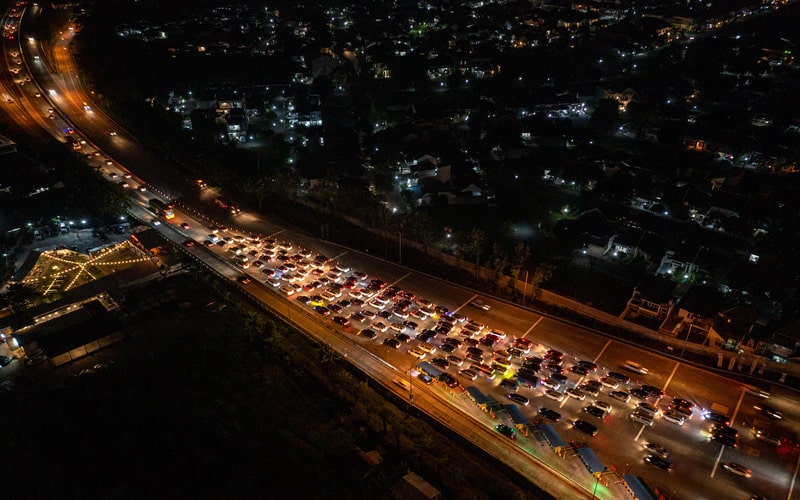 Foto udara kendaraan roda empat yang didominasi pemudik melaju perlahan setelah memasuki Gerbang Tol (GT) Banyumanik, Kota Semarang, Jawa Tengah, Jumat (6/5/2022) malam. - Antara/Aji Styawan.